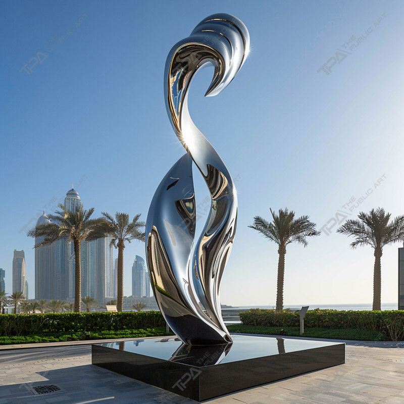 Sculpture urbaine en acier inoxydable poli